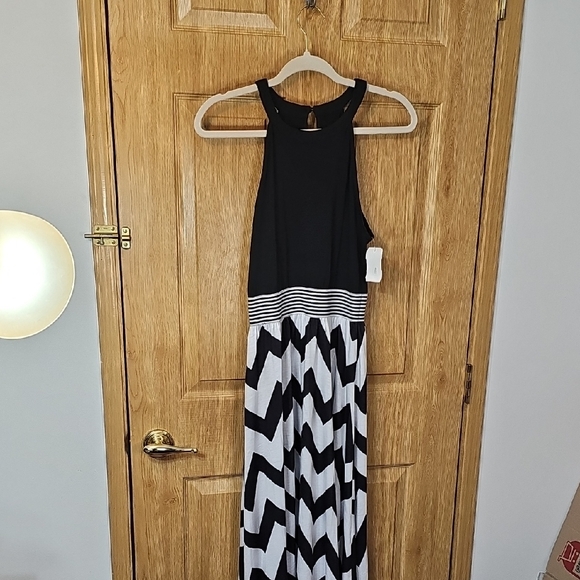 Dresses & Skirts - Chic Black and White Chevron Maxi Dress